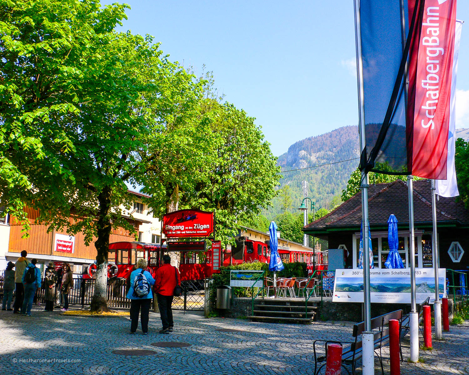 Schafbergbahn train above Wolfgangsee
