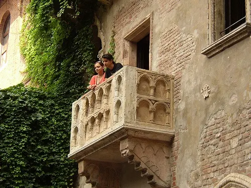 Juliet's balcony in Verona Photo: Jeroen Van Luin on Flickr