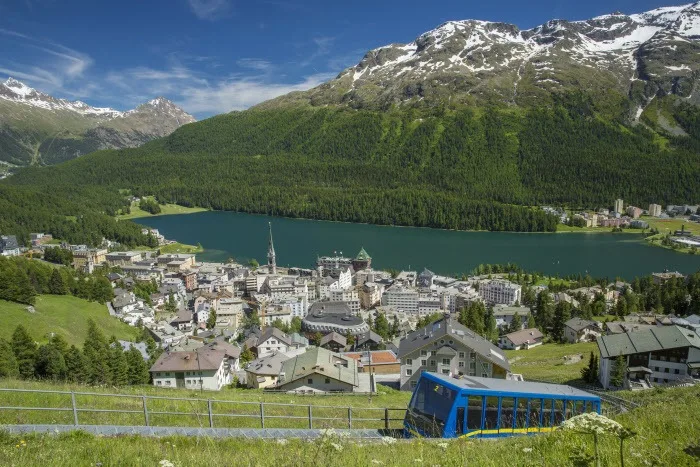 St. Moritz hiking in an idyllic setting surrounded by lakes and mountains. Photo: swiss-image.ch/Christof Sonderegger